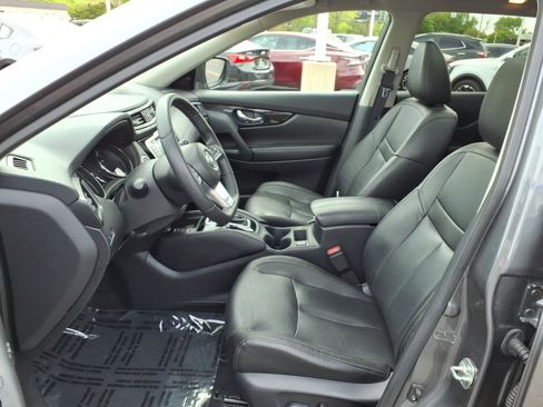 Used 2019 Nissan Rogue SL w/ Premium Package AWD/4WD image 4