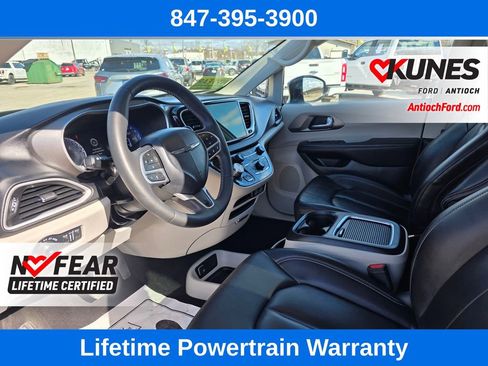 Used 2024 Chrysler Pacifica Touring-L image 14