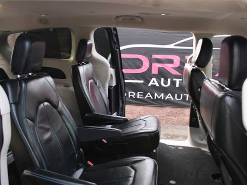 Used 2021 Chrysler Pacifica Touring-L FWD image 10