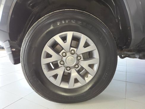 Used 2017 Toyota Tacoma SR5 AWD/4WD image 13