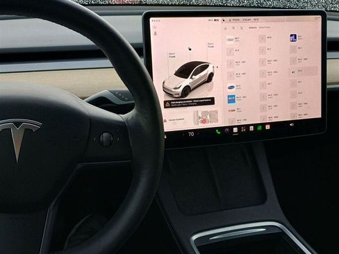 Used 2023 Tesla Model Y Long Range AWD/4WD image 4