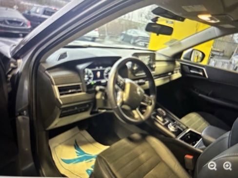 Used 2023 Mitsubishi Outlander SE image 3