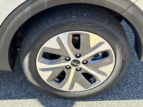 Used 2022 Kia Niro EX image 19