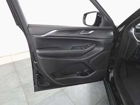 New 2025 Jeep Grand Cherokee Altitude image 7