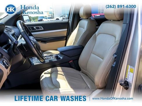 Used 2017 Ford Explorer XLT w/ Equipment Group 202A AWD/4WD image 9