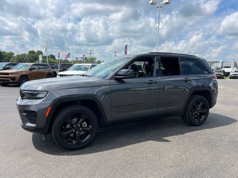 Certified 2025 Jeep Grand Cherokee Altitude AWD/4WD image 3