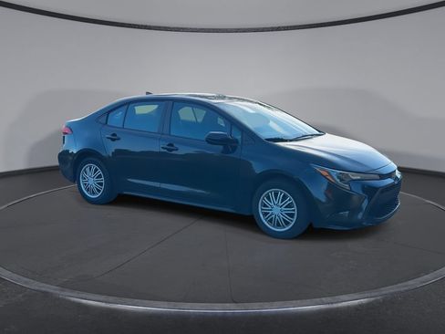 Used 2022 Toyota Corolla LE FWD image 2