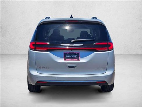 Used 2023 Chrysler Pacifica Limited FWD image 7