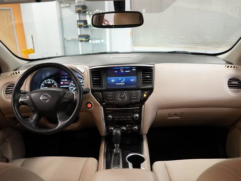 Used 2019 Nissan Pathfinder SV image 18