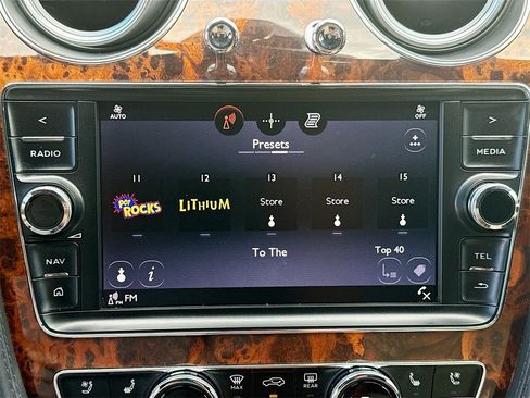 Used 2018 Bentley Bentayga image 16