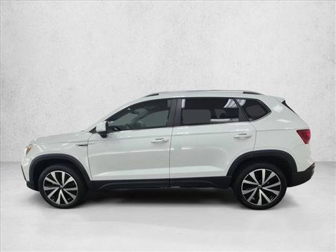 Used 2023 Volkswagen Taos SE w/ Panoramic Sunroof Package FWD image 9