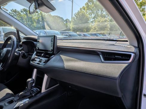 Used 2022 Toyota Corolla Cross LE FWD image 37