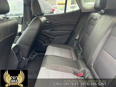 Used 2025 Chevrolet Trax LT FWD image 10