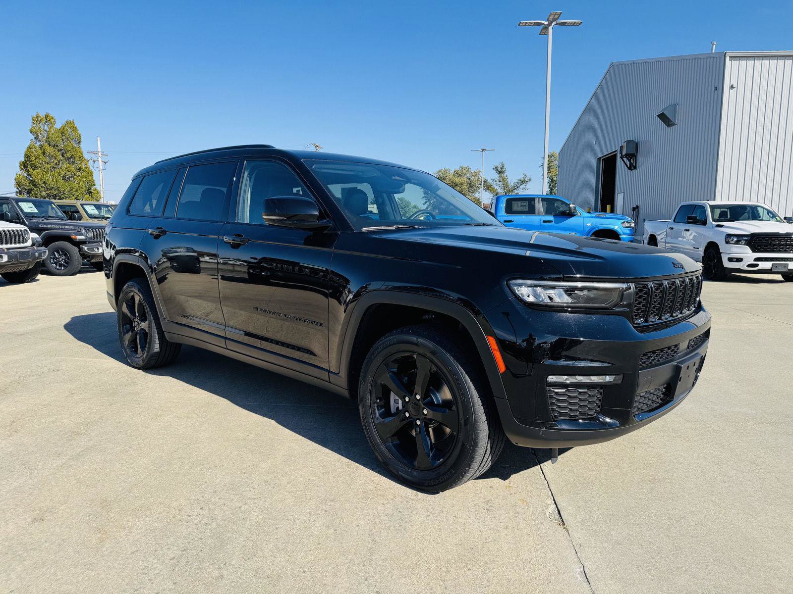 Used 2023 Jeep Grand Cherokee L Limited w/ Black Appearance Package AWD/4WD image 2