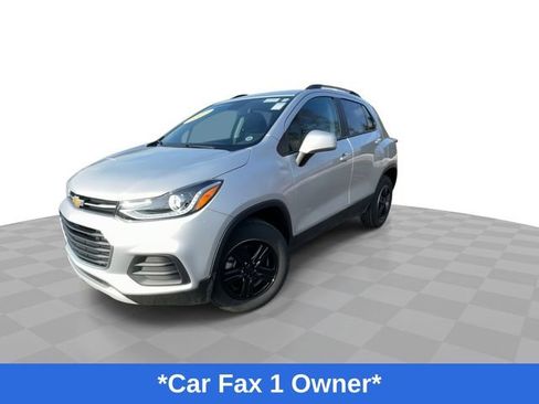 Used 2022 Chevrolet Trax LT w/ LT Convenience Package image 5
