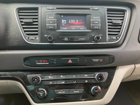 Used 2015 Kia Sedona LX w/ LX Convenience Package image 18