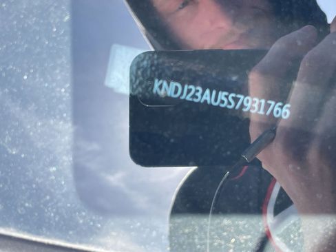 Used 2025 Kia Soul LX w/ LX Technology Package FWD image 5