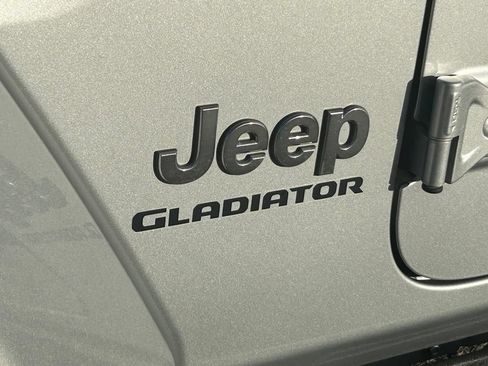 Used 2022 Jeep Gladiator Overland w/ Popular Equipment Package AWD/4WD image 18