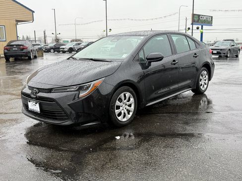 Used 2023 Toyota Corolla LE image 3