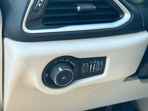 Used 2024 Chrysler Pacifica Touring-L image 12