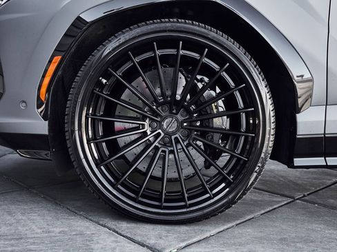 Used 2025 Lamborghini Urus Performante AWD/4WD image 3