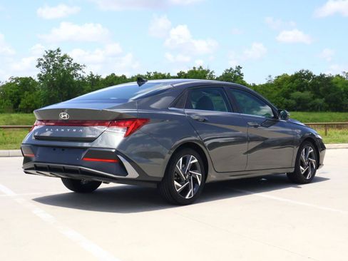 Used 2024 Hyundai Elantra Limited FWD image 4