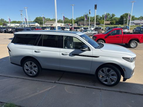Used 2025 Lincoln Navigator Black Label AWD/4WD image 4