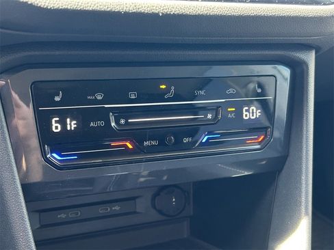 Used 2022 Volkswagen Tiguan SE image 33