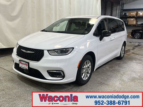 Used 2024 Chrysler Pacifica Touring-L FWD image 1