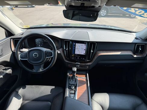 Used 2021 Volvo XC60 T5 Momentum w/ Premium Package AWD/4WD image 2