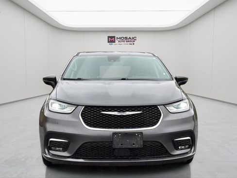 Used 2023 Chrysler Pacifica Touring-L FWD image 2