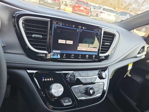 New 2026 Chrysler Pacifica Select FWD image 22