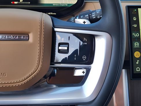 Certified 2025 Land Rover Range Rover SE image 26