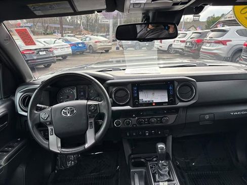 Used 2018 Toyota Tacoma SR image 6