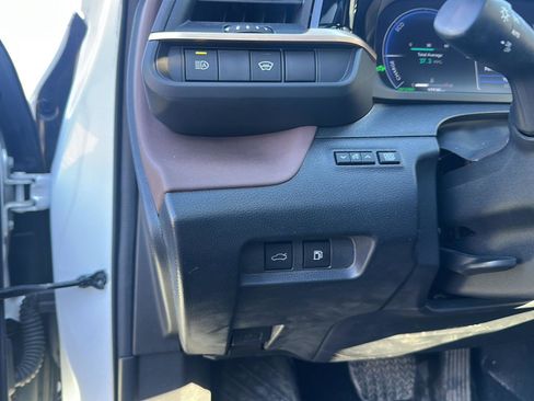 Used 2023 Toyota Crown Limited image 19