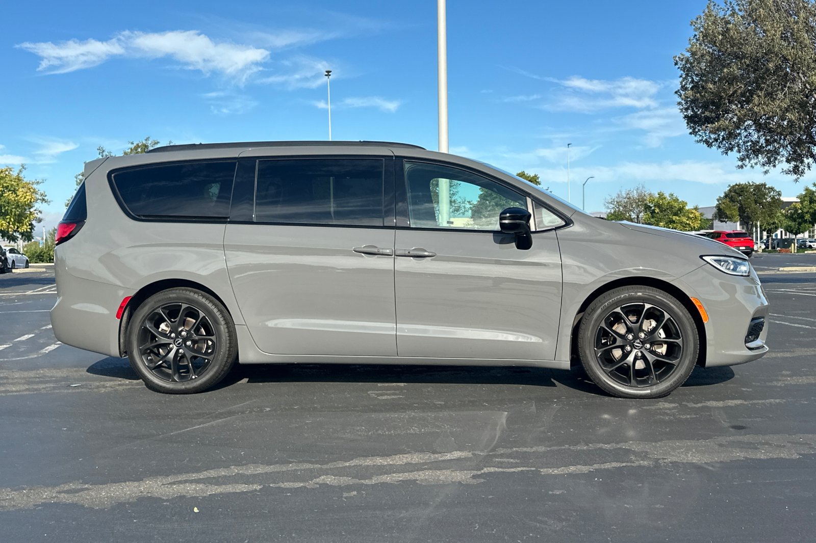 Used 2025 Chrysler Pacifica Limited FWD image 3