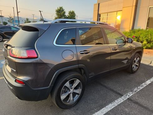 Used 2019 Jeep Cherokee Limited w/ Technology Group AWD/4WD image 3