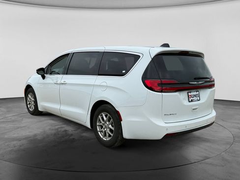 Used 2024 Chrysler Pacifica Touring-L FWD image 8