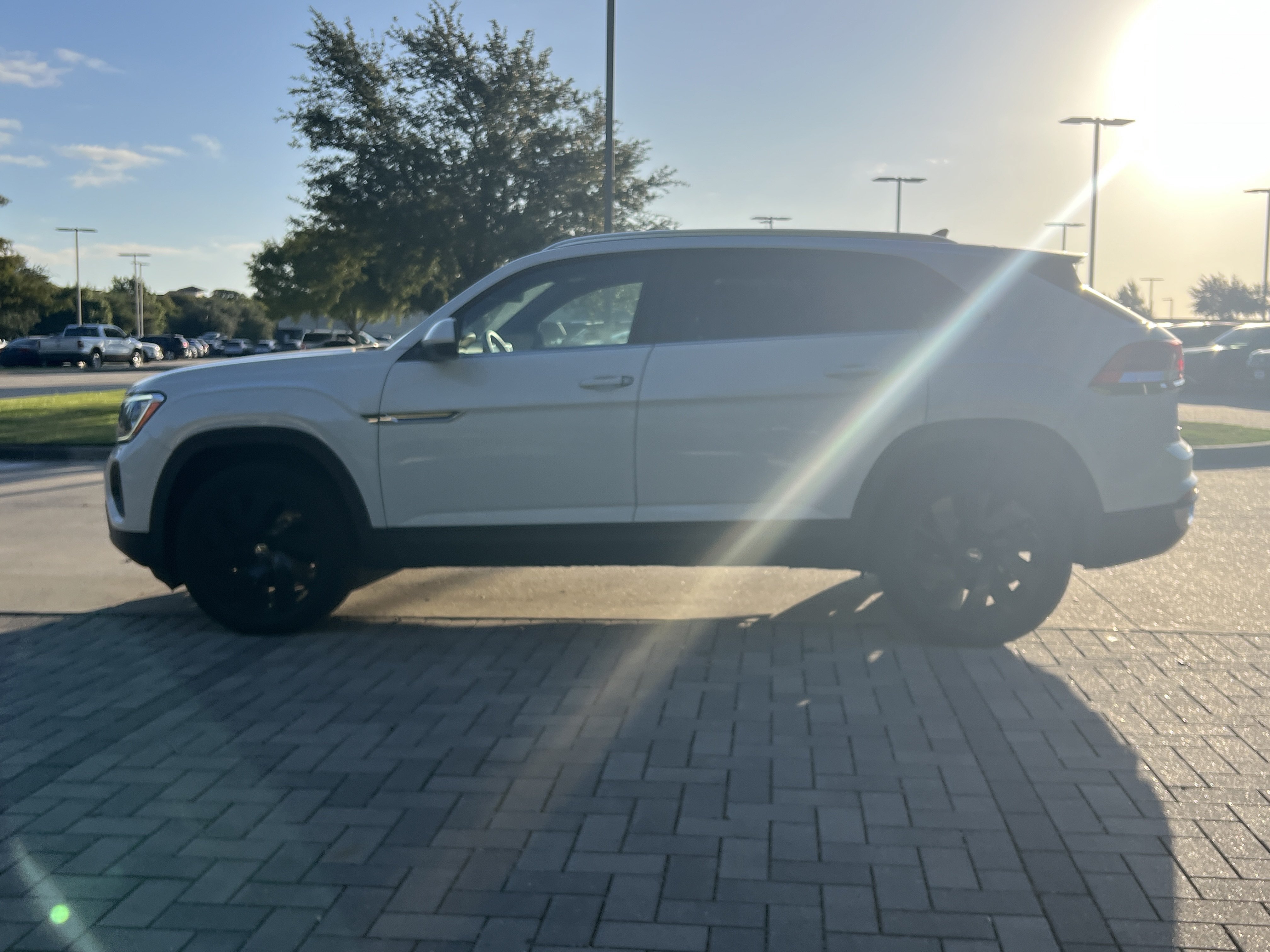 Used 2024 Volkswagen Atlas Cross Sport SE w/ Panoramic Sunroof Package FWD image 6