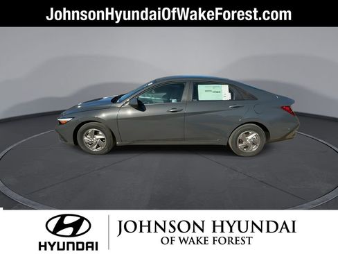 Certified 2025 Hyundai Elantra SE image 5