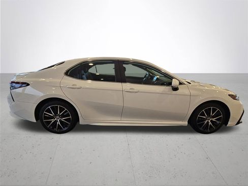 Used 2022 Toyota Camry SE image 6