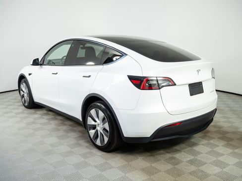 Used 2023 Tesla Model Y Long Range AWD/4WD image 3