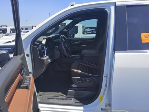 Used 2025 GMC Sierra 3500 Denali Ultimate AWD/4WD image 4