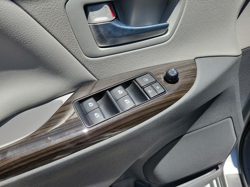 Used 2020 Toyota Sienna XLE w/ XLE Navigation Package FWD image 17