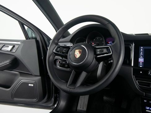 Certified 2025 Porsche Macan image 30