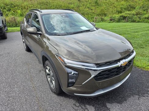 Used 2024 Chevrolet Trax LT w/ LT Convenience Package FWD image 3