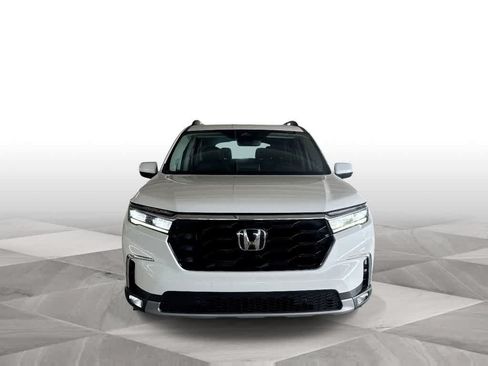 Used 2023 Honda Pilot Touring image 3