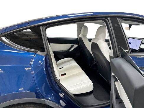 Certified 2021 Tesla Model Y Long Range AWD/4WD image 11