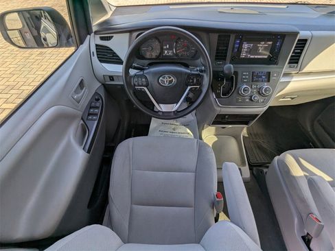 Certified 2017 Toyota Sienna L image 6
