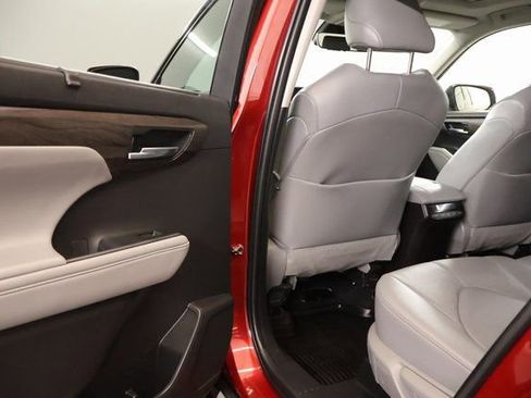 Used 2022 Toyota Highlander Limited FWD image 28
